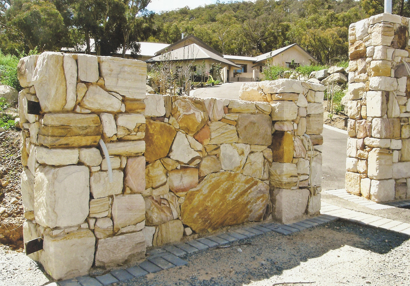 Retaining wall in sandstone